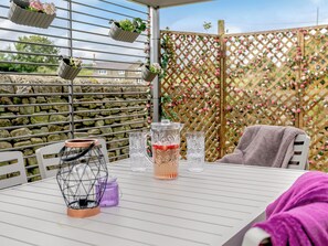 Outdoor dining - 4 bedroom accommodation in Alton, nr Chesterfield (Alton, nr Chesterfield)