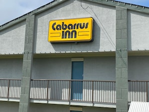 Un edificio con un cartel que dice 'Cabarrus Inn' en la fachada.