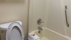 Un baño con inodoro, ducha y bañera.