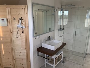 Badewanne, Haartrockner, Handtücher