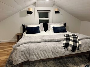 3 makuuhuonetta, työpöytä, silitysrauta/-lauta, vauvan matkasänky