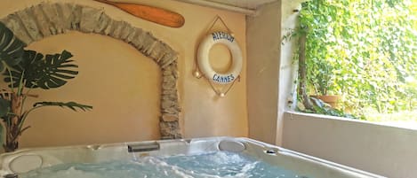 Outdoor spa tub