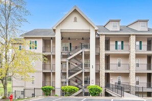 Exterior - 2 Bedroom, 2 Bathroom Golf Condo feat. Covered Balcony with BeautifulCourse View (Branson)