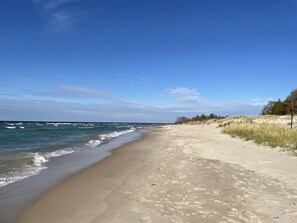 Nära stranden, solstolar och strandhanddukar