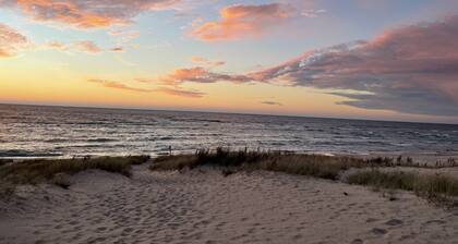 Nature's Nook - Hot Tub! - walk to Lake Michigan!