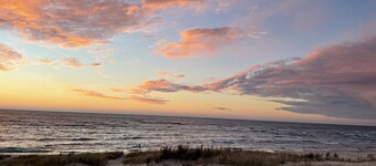 Nature's Nook - Hot Tub! - walk to Lake Michigan!