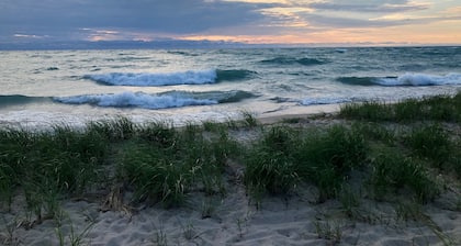 Nature's Nook - Hot Tub! - walk to Lake Michigan!