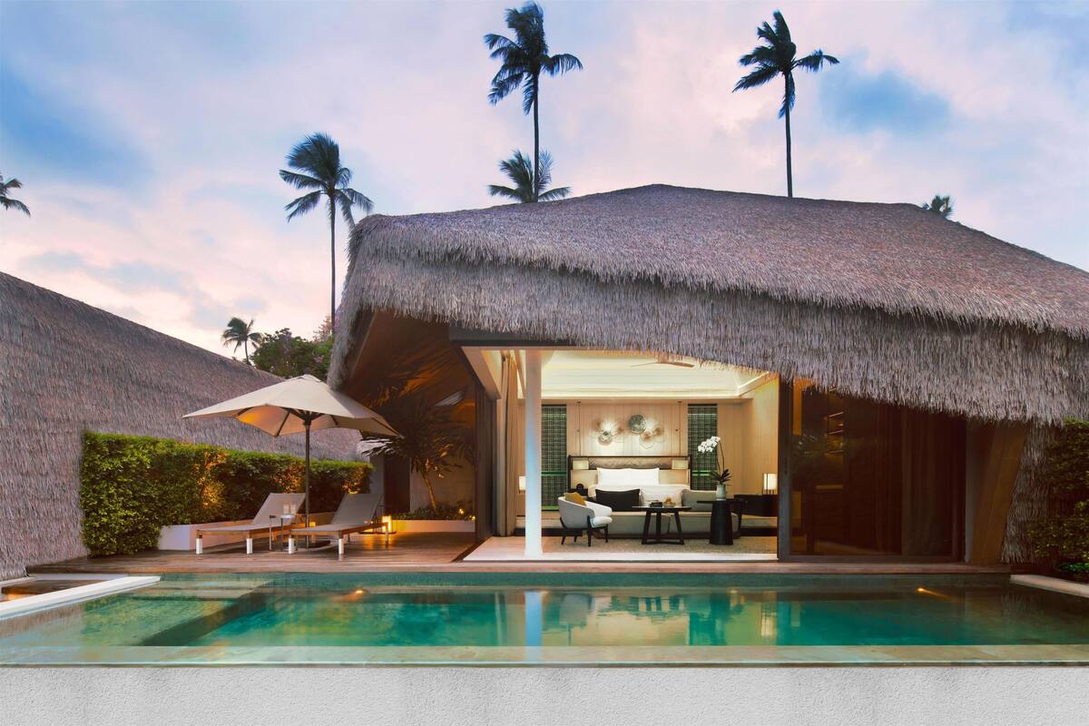 Villa, 1 Bedroom, Private Pool, Oceanfront (Club Access) | Peralatan tempat tidur premium, bar mini, peti besi dalam bilik 