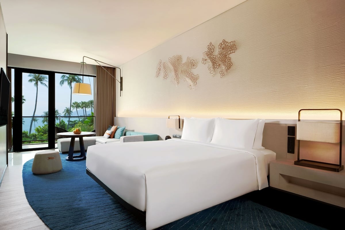 Habitación, 1 cama de matrimonio grande, vistas al mar | Ropa de cama de alta calidad, minibar, caja fuerte