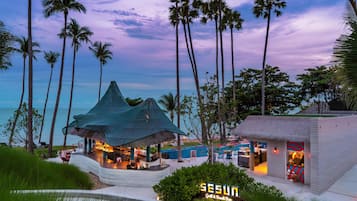 3 restaurants; breakfast, lunch, and dinner served