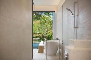 غرفة - سرير ملكي (Plunge Pool) | حمام | أحواض استحمام وحجيرات دش منفصلة، مستلزمات مجانية للعناية الشخصية