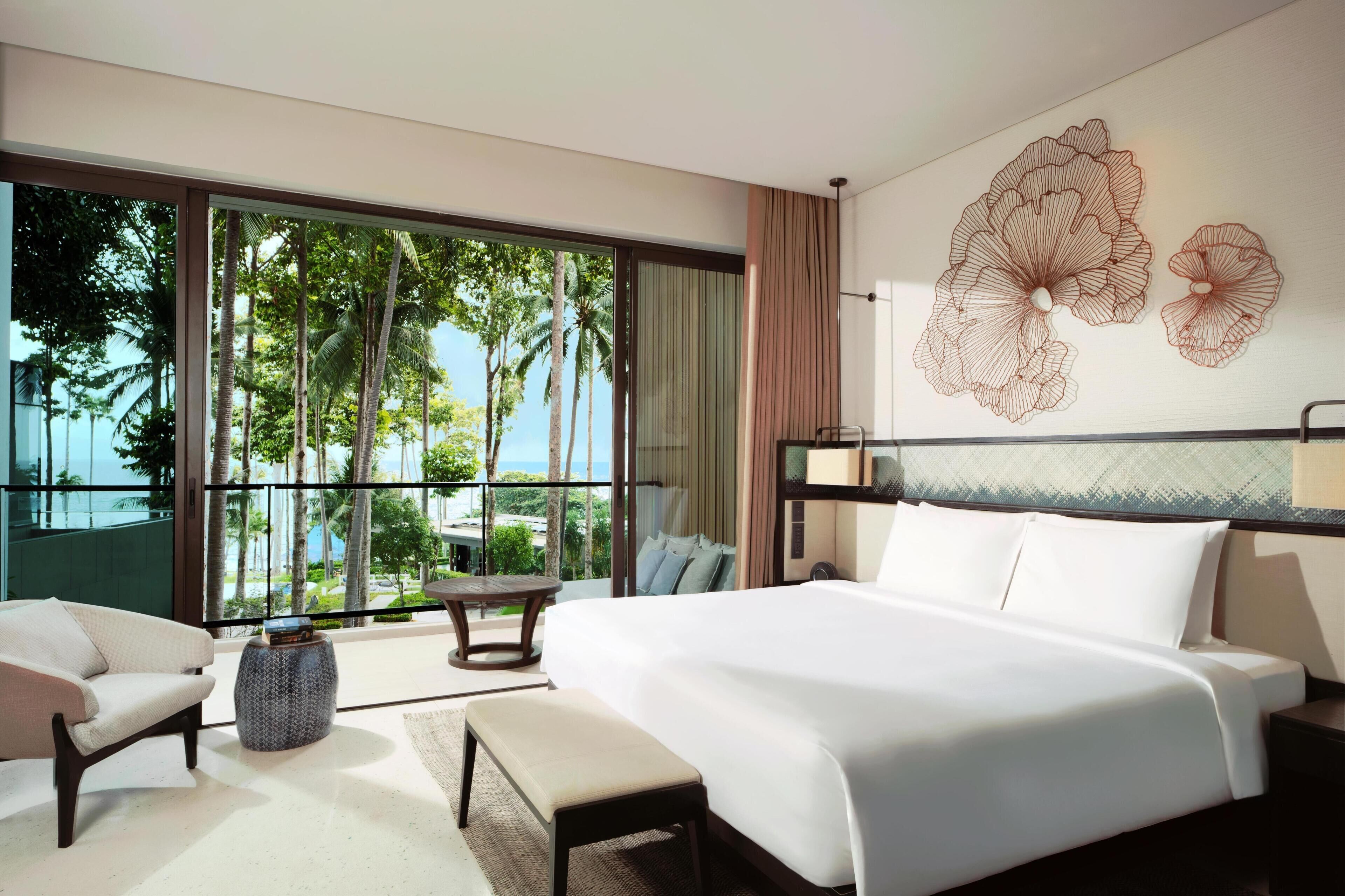 Room, 1 Bedroom (Regency - Club Access) | Garden view