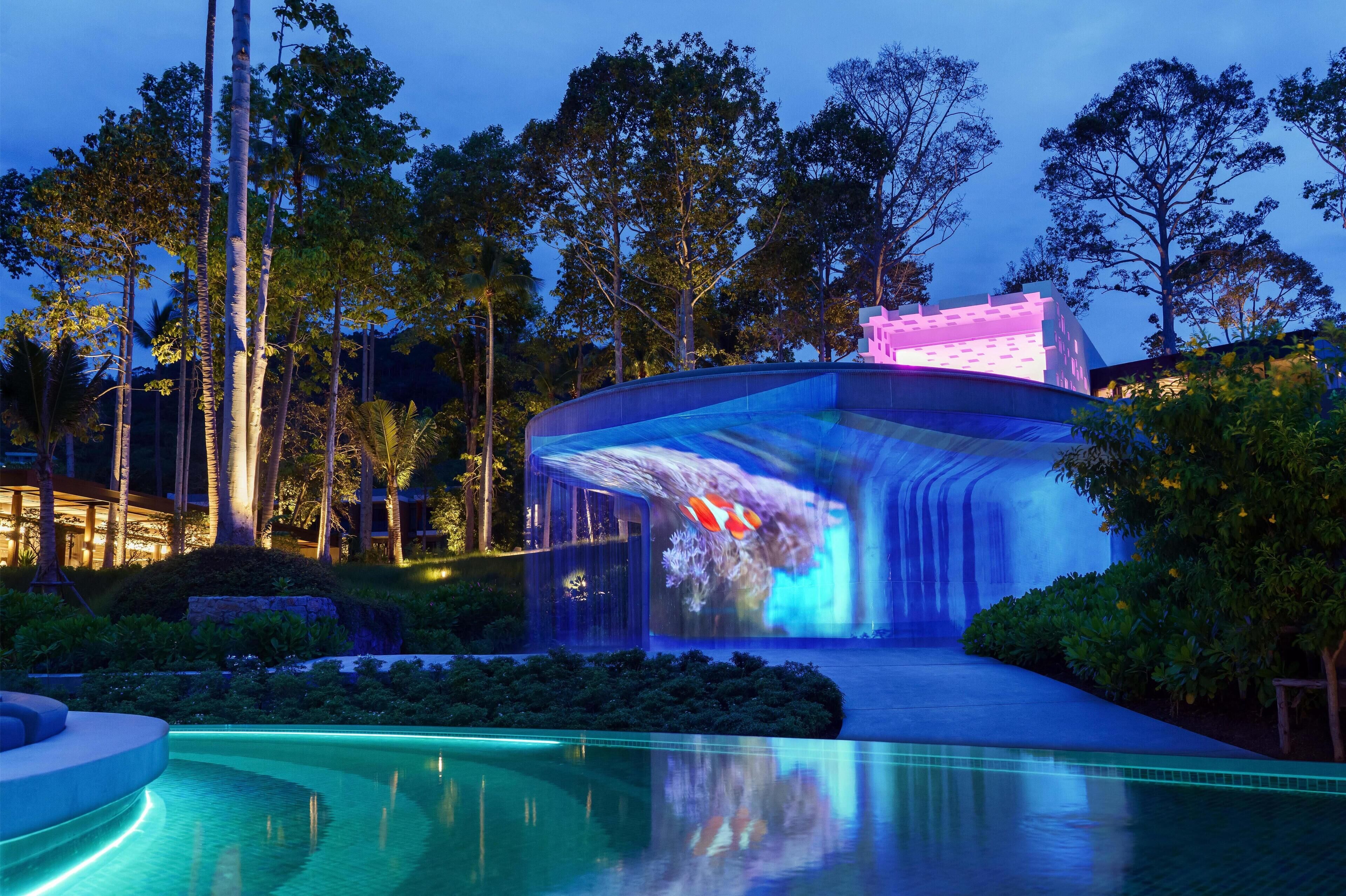 5 outdoor pools, pool umbrellas, pool loungers