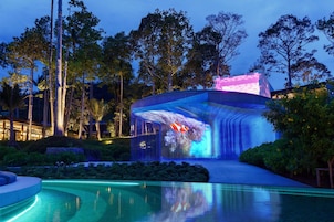 5 outdoor pools, pool umbrellas, sun loungers