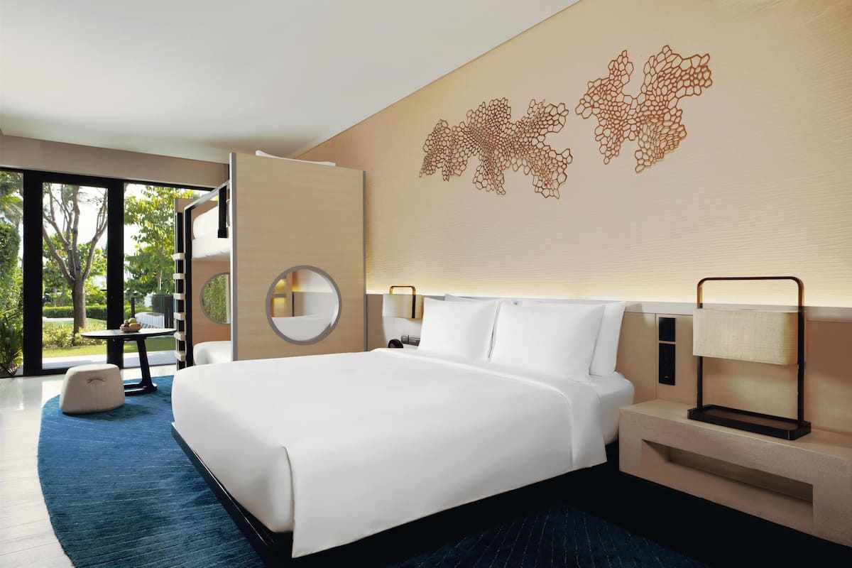 Family Room, 1 Katil Raja (King), Garden View (with Bunk Bed) | Peralatan tempat tidur premium, bar mini, peti besi dalam bilik 