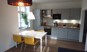 ثلاجة، ميكروويف، فرن، موقد طهي مسطح