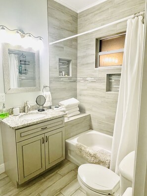 Duschwanne, Haartrockner, Handtücher, Seife