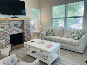 Smart TV, caminetto, libri, impianto stereo