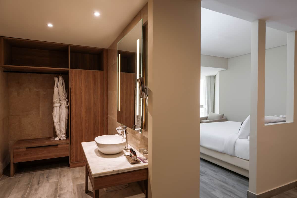 Room, 1 King Bed (SPA) | In-room safe, desk, laptop workspace, free cribs/infant beds