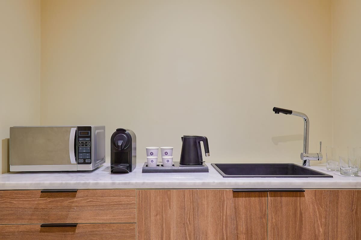 executive room, 1 king bed | private kitchen