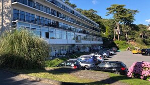 Un hôtel à plusieurs étages au design moderne, doté de balcons à chaque niveau.