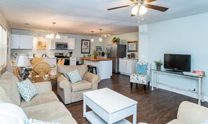 Een televisie, een dvd-speler en een tafeltennistafel