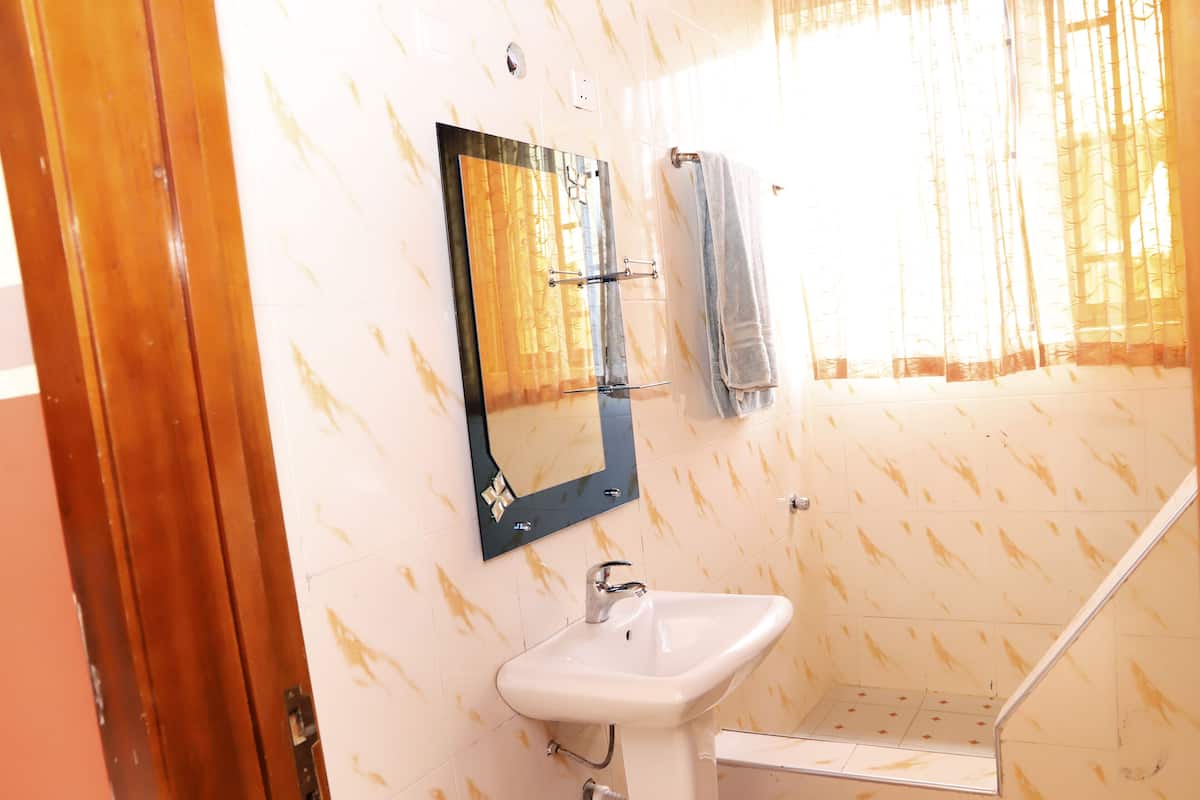 Handuk, sabun, dan tisu toilet