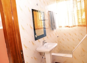 Serviettes fournies, savon, papier toilette