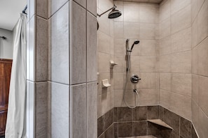 Ensemble douche/baignoire, sĂšche-cheveux, serviettes fournies