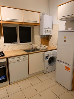 Fridge, microwave, oven, stovetop - Lovely 3-Bed Apartment in London (Peckham)