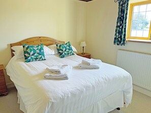 3 bedrooms, WiFi (free), bed sheets