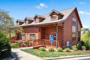 Exterior - Luxurious Walk-in Cabin with Private Screened Deck in the Heart of Branson (Branson)