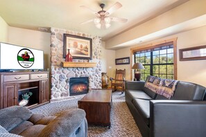 Smart TV, fireplace, DVD player - Luxurious Walk-in Cabin with Private Screened Deck in the Heart of Branson (Branson)
