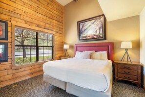 2 bedrooms, iron/ironing board, free WiFi, bed sheets - Luxurious Walk-in Cabin with Private Screened Deck in the Heart of Branson (Branson)