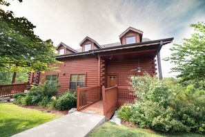 Exterior - Luxurious Walk-in Cabin with Private Screened Deck in the Heart of Branson (Branson)