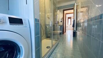 Dusche, Haartrockner, Bidet, Handtücher