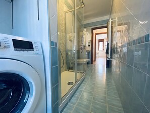 Douche, sèche-cheveux, bidet, serviettes fournies