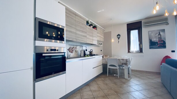 Coffee/tea maker, fridge, microwave, oven - Cozy apartment with breakfast included and private garage on request (Foggia)