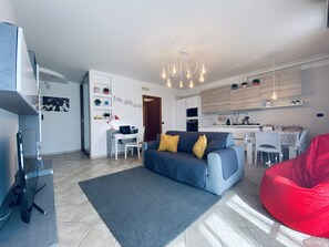 TV connectée, livres, chaîne hi-fi