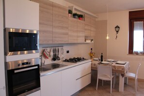 Fridge, microwave, oven, stovetop - Cozy apartment with breakfast included and private garage on request (Foggia)