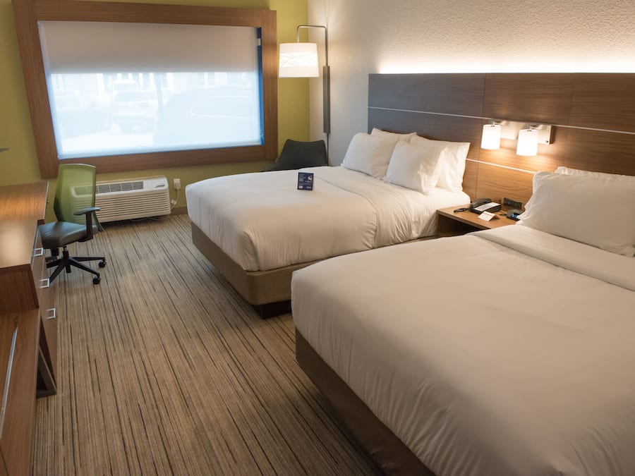 Escritorio, cortinas blackout y tabla de planchar con plancha