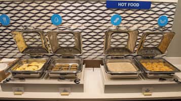 Een buffet met aangeduide secties, waaronder een omelet met losgeklopt ei en groenten, kalkoensaus worst en worstensaus.