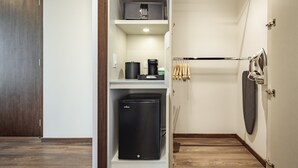 Une petite cuisine équipée d’un four à micro-ondes, d’une machine à café et d’un petit réfrigérateur.
