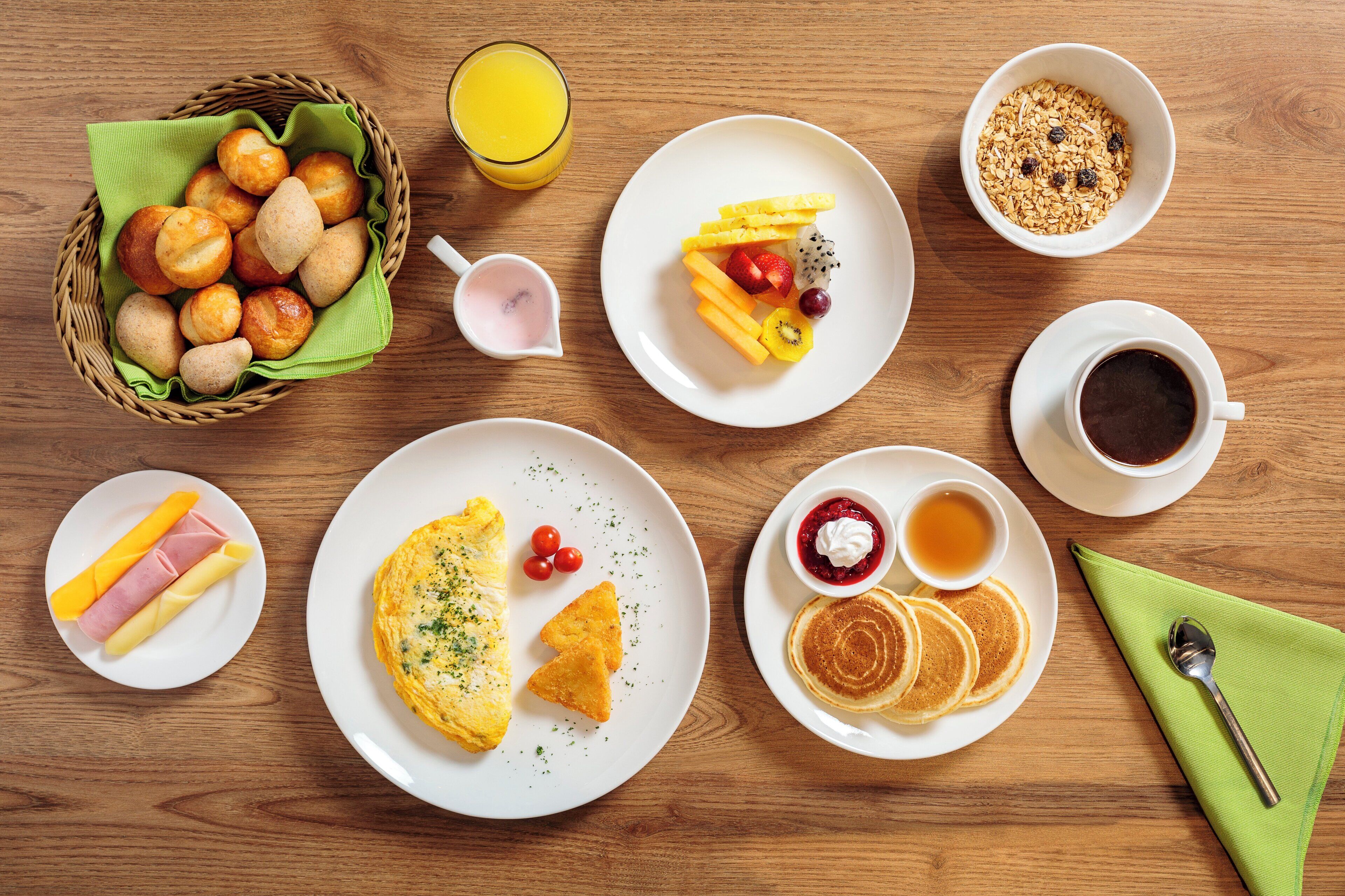 Ein Frühstückstisch mit verschiedenen Speisen und Getränken.