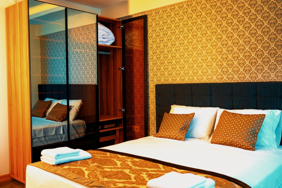 egyptian cotton sheets, premium bedding, in-room safe