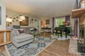 Smart TV, fireplace, stereo