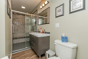 Combined shower/bathtub, towels, soap, shampoo