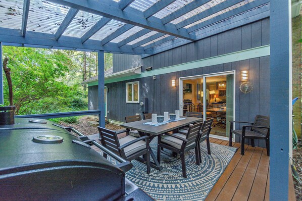 Outdoor dining - Family Launch Pad- We have water and electric (Asheville)