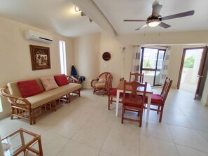 Svit - 1 kingsize-säng med bäddsoffa (cabaña 6) | Vardagsrum | 32-tums smart-tv med kabelkanaler och tv