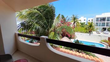 Suite 6 Pool View | Balcón